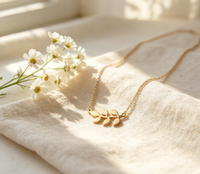 Collier pendentif branche de feuille délicate en acier inoxydable 316L plaqué or 18 carats, bijou minimaliste pour femme, idéal pour le quotidien et comme cadeau