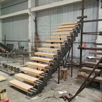 Escalier flottant avec marches en bois, escaliers droits