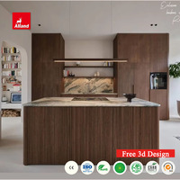 Meubles de cuisine de luxe en noyer foncé avec placard à portes escamotables, îlot de cuisine moderne en marbre cannelé, ensemble de meubles de cuisine plaqués.