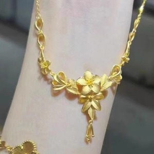 Collar elegante de imitación de oro con tres elementos de brocado y diseño floral de luna para mujer, ideal para bodas y compromisos. - Product Image 5