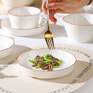 Assiette à dîner moderne en céramique blanche avec bord brun, assiette creuse en porcelaine côtelée pour pâtes et salades, plat de service rond pour la maison et l'hôtel - Product Image 2