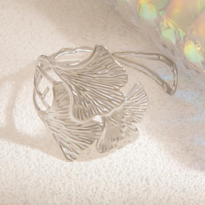 Pulsera con Diseño de Hoja de Ginkgo, Chapada en Oro de 18k, Ajustable, Joyería para Mujer, Uso Diario - Product Image 3