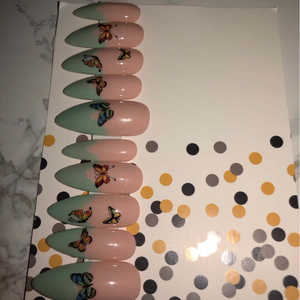 Ongles press-on Mari, style papillon français, gel stiletto, taille moyenne - Product Image 2