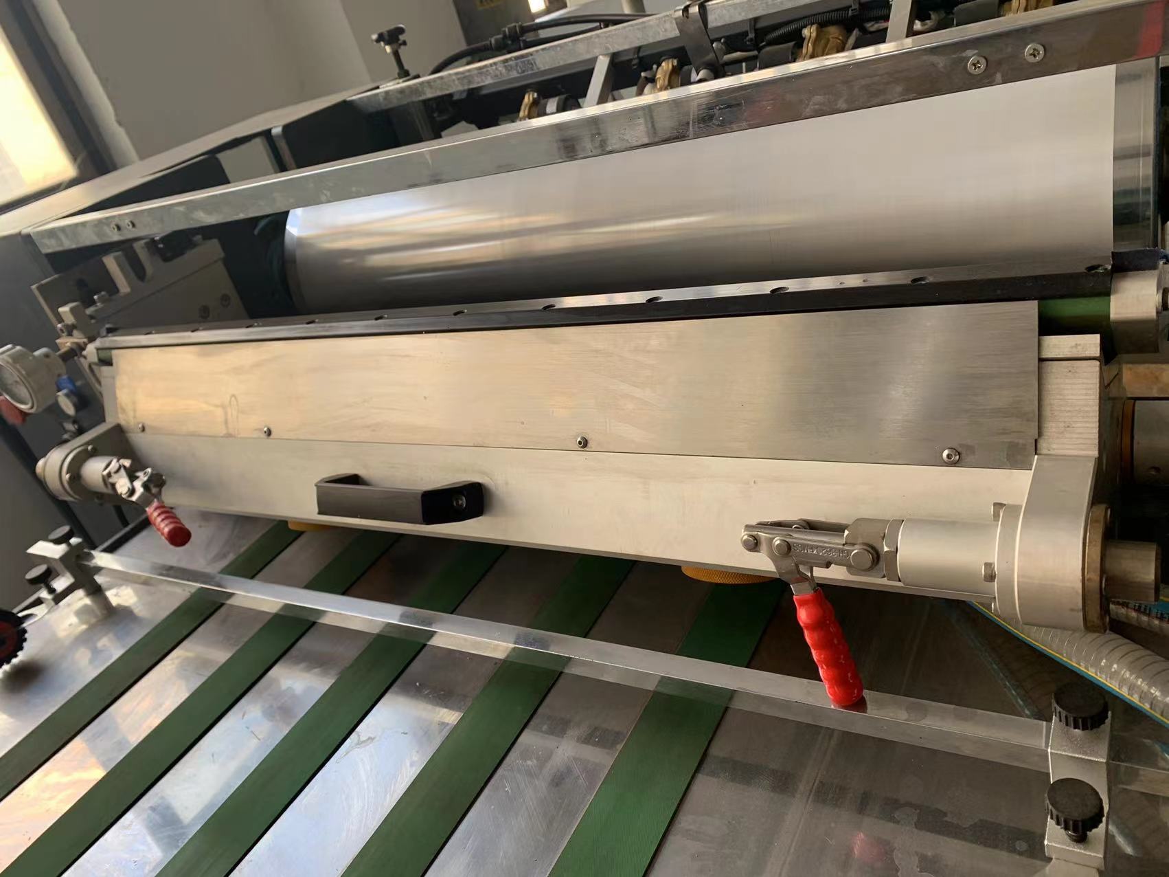 SJUV-760 Automatic Feeding Spot UV Coating Machine Electric Driven 380V 45Kw