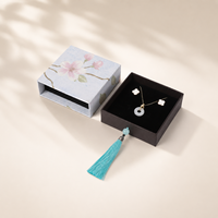 Boîte à bijoux artisanale en papier d'art spécial, motif floral bleu, pompon, étui à collier à motif aléatoire, emballage de boutique durable