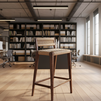 Tabouret de bar contemporain en bois massif tressé à la main avec dossier bas en cuir et repose-pieds pour bar à domicile ou hôtel