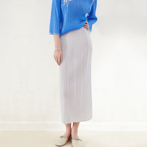 กระโปรงผู้หญิงสีขาว ระบายอากาศได้ดี เป็นมิตรกับสิ่งแวดล้อม เหมาะสำหรับฤดูร้อน สไตล์ลำลอง คุณภาพสูง แบบมิยาเกะ ดีไซน์เรียบง่าย ใช้งานได้หลากหลาย เอวยางยืดตามธรรมชาติ จีบระบาย ความยาวปานกลาง - Product Image 2