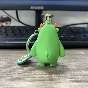 Porte-clés en PVC de personnage de dessin animé vert populaire Kinqee, porte-clés en silicone 3D Kawaii personnalisé - Product Image 5