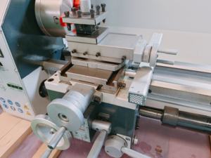 Máy tiện kim loại bán tự động TC250 1000mm với bánh xe treo điện tử Bộ mã hóa hai trục và giá đỡ công cụ thay đổi nhanh - Product Image 5