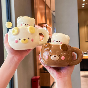 Mug en céramique Ours <span class=keywords><strong>de</strong></span> dessin animé avec couvercle et cuillère, design rétro <span class=keywords><strong>de</strong></span> luxe léger, cadeau d'anniversaire pour garçons et filles, tasse à café/boissons froides - Product Image 1
