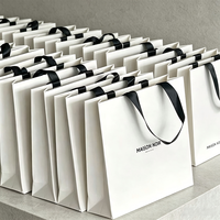 Sac en papier personnalisé de luxe avec logo en feuille d'or, mat, gaufré, laminé, grand, moyen, blanc, solide, pour magasin de vêtements, sac de shopping