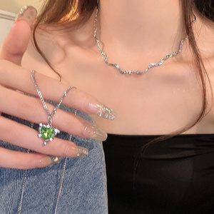 Collar de Verano Vintage para Mujer, Joyería Y2K, Cadena de Doble Capa con Eslabones en Forma de Corazón con Pedrería Verde, Estilo Moderno y Romántico - Product Image 5
