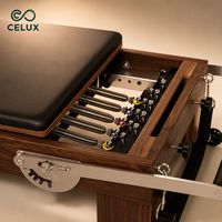 Machine de Pilates Reformer professionnelle haut de gamme en cuir microfibre et bois de noyer foncé avec ressorts allemands pour le renforcement musculaire