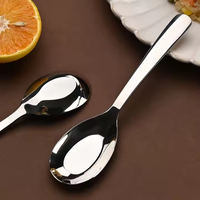 Cuillère en acier inoxydable 304 personnalisée de haute qualité épaissie à fond plat pour la soupe, le riz et les repas de tous les jours