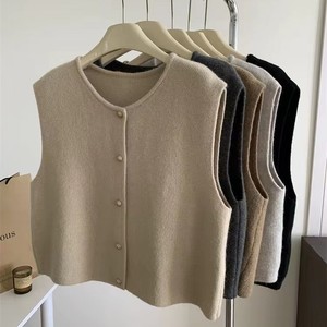 Gilet en tricot pour femme, style vintage, col rond, boutons dorés, tendance - Product Image 1