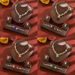 <span class=keywords><strong>Set</strong></span> di Gioielli Elegante per Sposa: Collana, Orecchini e Bracciale, Tre Pezzi Raffinati per Matrimonio, Damigelle, Ballo di Fine Anno e Concorsi di Bellezza - Product Image 4