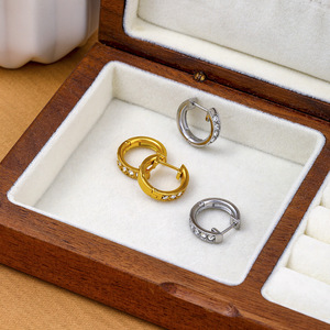 ต่างหูแบบห่วง ไทเทเนียมสตีล ประดับเพชรเซอร์คอน เหมาะสำหรับใส่ทุกวัน - Product Image 2