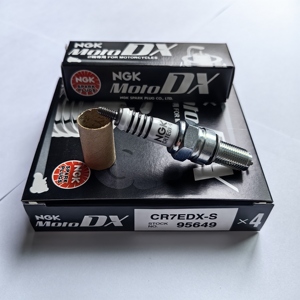 Bougies d'<span class=keywords><strong>allumage</strong></span> <span class=keywords><strong>NGK</strong></span> d'origine pour moto 95649 CR7EDX-S pour YAMAHA MT-03, XT660R, XT660X 660CC OEM 9079320172, 9079322093 - Product Image 2