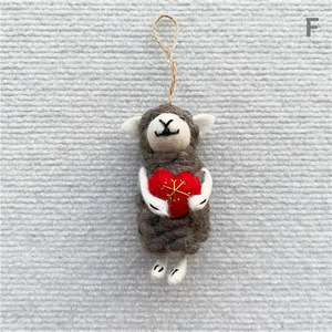 Nepalese fatto a mano in lana di feltro fiore rosso a forma di cuore piccole decorazioni appese in lana portachiavi borse ciondolo regalo - Product Image 3
