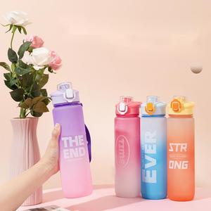 Bouteilles d'eau sportives motivantes en plastique de 32 oz avec logo personnalisé, couvercle à rabat et paille pour la gym et le fitness - Product Image 1