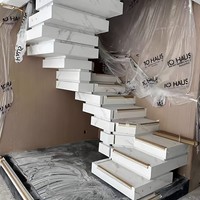 Escalier en pierre empilée, structure en acier, villa duplex simple sur mesure, balustrade en verre