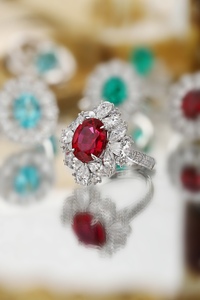 แหวนแต่งงานวินเทจแพลตตินั่ม PT950 จาก Lanphear Jewelry ประดับด้วยทับทิมรูปไข่ที่เพาะเลี้ยงในห้องปฏิบัติการและ<span class=keywords><strong>เพชร</strong></span>เจียระไนหลากหลายรูปแบบ - Product Image 3