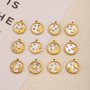 Amuleto de Concha con Diseño de Estrellas del Zodiaco |   Colgante de Horóscopo en Acero Inoxidable con Baño de Oro PVD de 18K y Circonitas |   Impermeable, Hipoalergénico y Resistente al Deslustre - Product Image 4