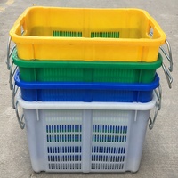 Paniers en plastique transparent de différentes tailles pour le stockage des fruits de mer et des poissons