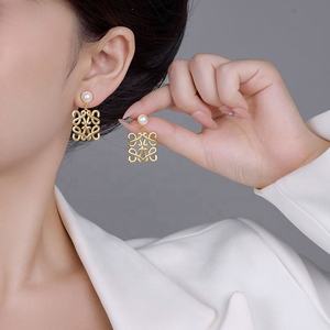 ต่างหูมุกทรงสี่เหลี่ยมสไตล์ยุโรปอเมริกันย้อนยุค ดีไซน์เรียบหรู ดูมีระดับ ทันสมัย มีเอกลักษณ์ - Product Image 1