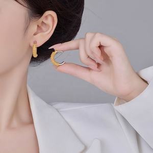 Pendientes de Botón de Plata 925 de Dos Tonos para Mujer, Diseño en Forma de C, Metal de Alta Gama, Estilo Moderno y Lujoso, Chapados en Oro con Circonita en Contraste - Product Image 3