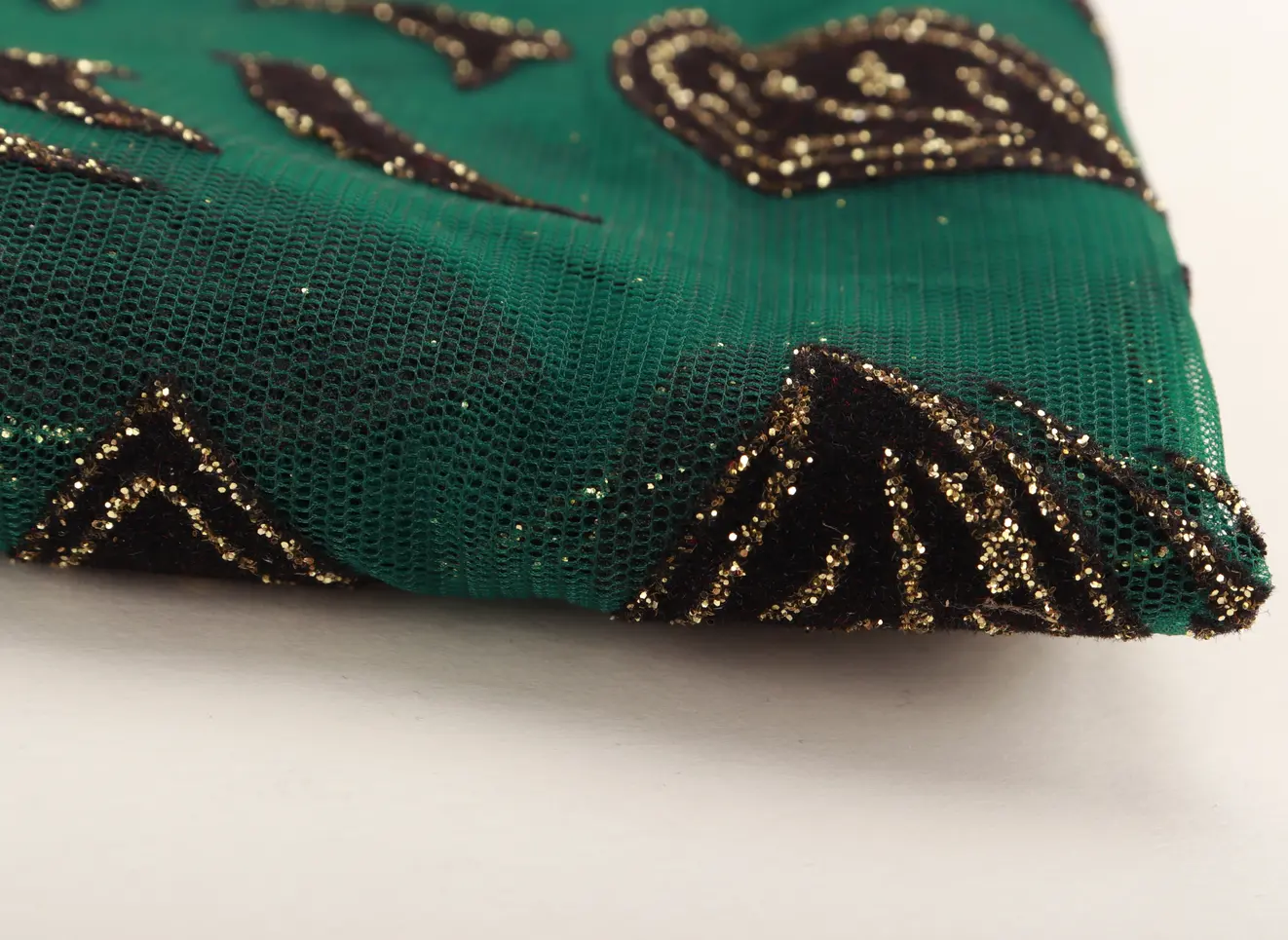 O mais recente projeto de ouro-de aro preto remendo folha verde impresso tule tecido 100% poliéster tecido do vestido de casamento banquete
