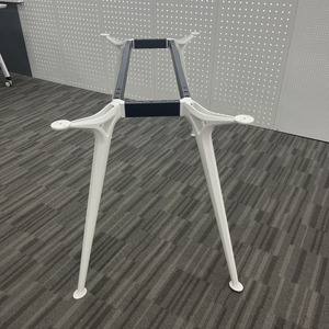 Piétement <span class=keywords><strong>de</strong></span> table <span class=keywords><strong>de</strong></span> bureau moderne <span class=keywords><strong>en</strong></span> alliage d'<span class=keywords><strong>aluminium</strong></span> moulé sous pression, personnalisé, à 4 pieds, robuste, avec barre transversale, pour chambre et hôtel - Product Image 2