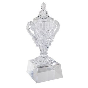 ถ้วยรางวัลคริสตัลพร้อมฝาและหูจับบนฐานสี่เหลี่ยมสูง 310 มม. - Product Image 1