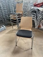 Chaise en contreplaqué empilable avec siège rembourré et pieds chromés pour salle de conférence et de formation