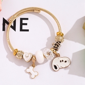 Bijoux de mode 2025, vente chaude, bracelet à breloques Snoopy en or pour enfants et femmes - Product Image 6