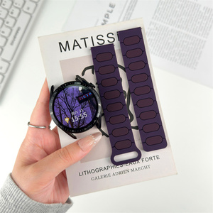 Correa de Silicona con Diseño de Huella de Perro y Cierre Magnético para Apple Watch S11, Compatible con Apple Watch de 10.ª Generación 98765SE para Mujer - Product Image 4