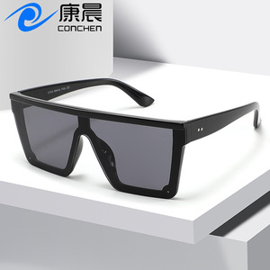 Lunettes de soleil carrées unisexes UV400, monture PC noire, protection solaire tendance pour les voyages - Product Image 3
