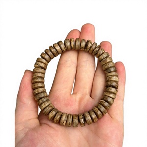 Pulsera de Agarwood Natural Original Más Vendida, Pulsera Elástica Redonda y Lisa de Piedras Preciosas, Hecha en Vietnam, Lista para Exportar - Product Image 1