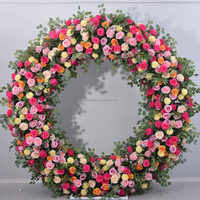 Idées de mariage pakistanais : Porte florale de 2,4 m de haut, arrangement floral blanc et jaune pour la décoration de la scène de mariage Mehndi