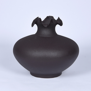 Vase en céramique gris anthracite moderne, fait main, texture mate, bord ondulé irrégulier, vase décoratif pour la maison, l'hôtel, la décoration de bureau - Product Image 6