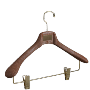 Cintres <span class=keywords><strong>de</strong></span> magasin <span class=keywords><strong>de</strong></span> vêtements avec logo personnalisé en bois massif Costumes sur mesure à un niveau pour <span class=keywords><strong>la</strong></span> couture MTM pour garde-robe ou salle <span class=keywords><strong>de</strong></span> bain - Product Image 5