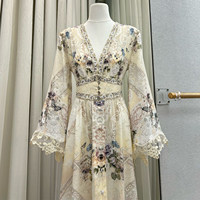 Robe longue élégante en soie imprimée et dentelle, style villégiature, col en V, manches cloche, coupe ajustée, ornée de strass résistants, collection automne 2026
