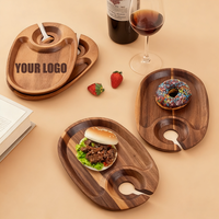 Assiettes jetables en bois massif naturel avec porte-verre à vin adaptées au service d'apéritif de fête
