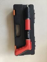 Pistola de Clavos Manual Portátil de Acero con 50 Clavos, Grapadora Neumática a Batería para Techo/Organizador de Cables, Embalaje en Cartón