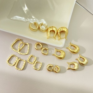 Juego de Tres Aros de Oreja en Oferta, Aros Lisos Únicos Chapados en Oro de 18K, Joyería de Moda para Mujer - Product Image 1