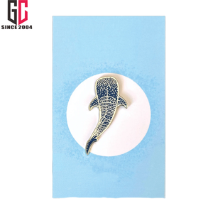 Épinglette en émail personnalisée de requin baleine, fabrication d'usine depuis 15 ans, cadeau pour les créatures marines, l'océan et les aquariums - Product Image 5