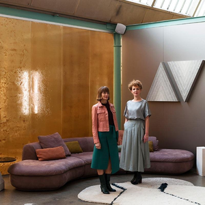 Canapé inclinable en tissu de style Japandi, luxe minimaliste italien, avec rembourrage en éponge pour des espaces élégants et modernes dans les maisons et les villas - Product Image 2