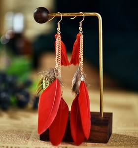 Personalizar venta al por mayor a granel Vintage hecho a mano bohemio largo borla pluma Real gota colgante <span class=keywords><strong>aro</strong></span> fino pendiente de moda para mujer - Product Image 4