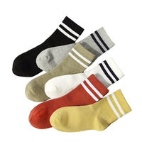Chaussettes de sport pour femmes en gros, logo personnalisé, respirantes, confortables, décontractées, en coton blanc et noir, tricotées au printemps