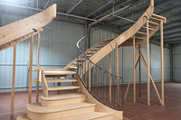 Escalier en colimaçon à marches courbes sur mesure en chêne rouge pour l'intérieur d'une villa